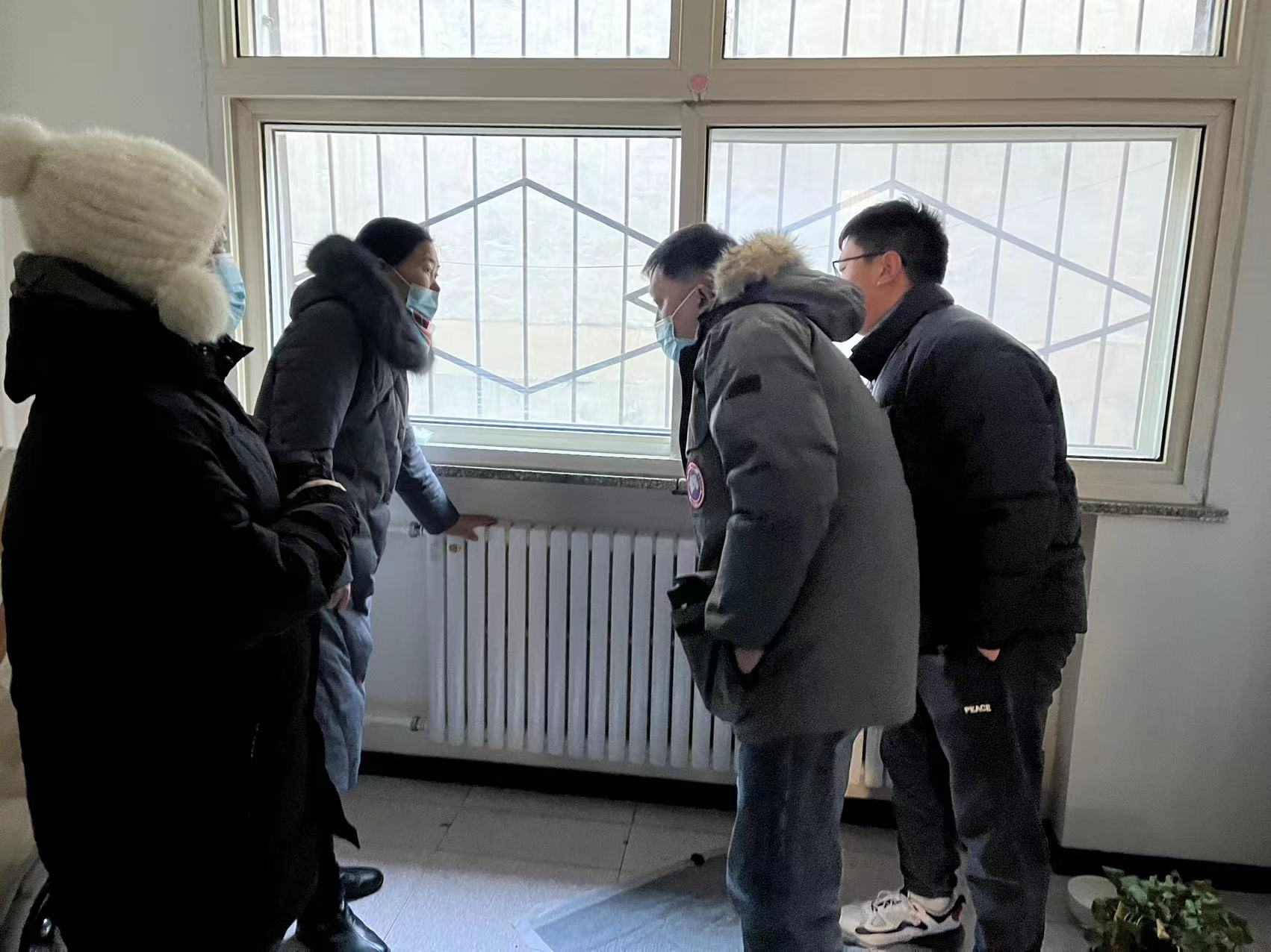 图10：供热运行部人员上门排查原因.jpg